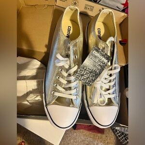 WMN size 12/ Men’s size 10 Converse All Stars